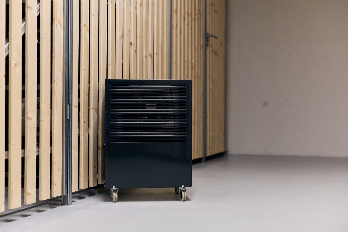 ecodry 425 in Anthrazit, mobiler Luftentfeuchter mit robustem Metallgehäuse und 4 stabilen Lenkrollen.