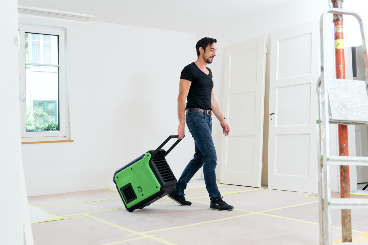 ecodry Pro 55C Luftentfeuchter mit Hygrostat, integrierter Pumpe und Entfeuchtungsleistung von 55 l/24h.