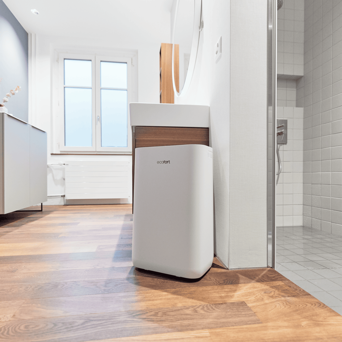 Luftentfeuchter ecoQ DryAir 20L Energy Saver im Badezimmer neben Dusche. Leistungsstark und leise, energieeffizienter TCS Testsieger für Entfeuchtung bis 50 m²