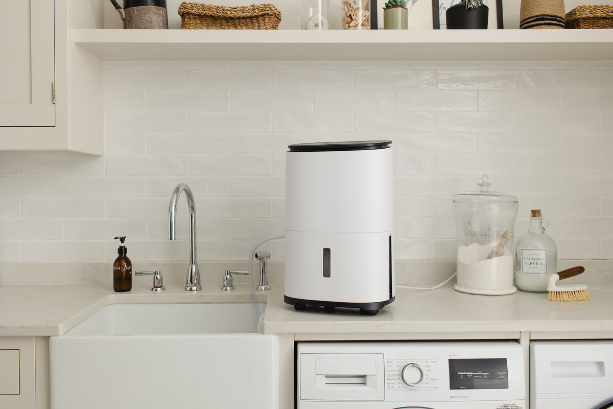 Meaco Arete One 10L Luftentfeuchter an der Wand montiert mit HEPA-Filter und Timer-Funktion.
