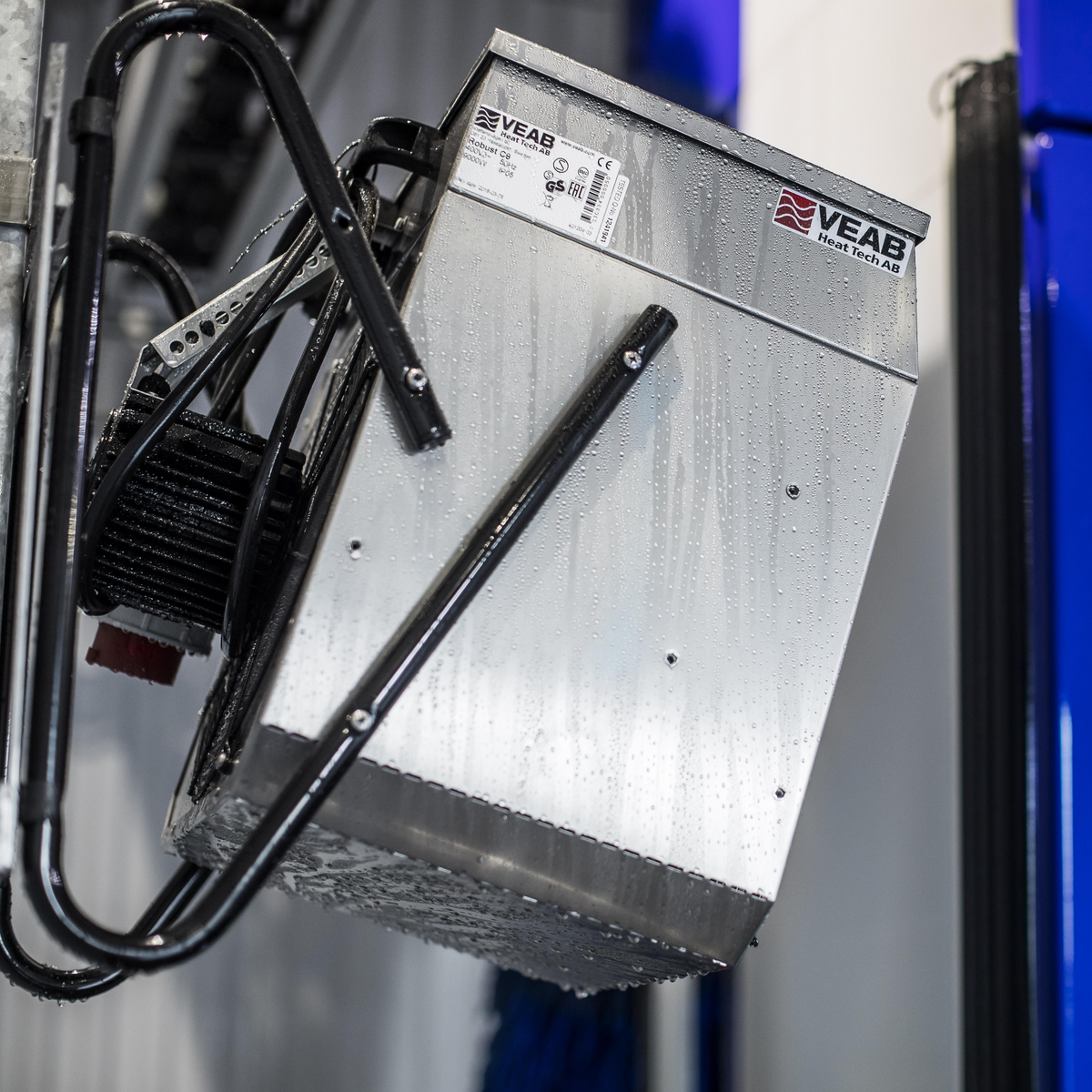Veab Robust C 6 kW: Elektroheizer für feuchte, aggressive Umgebungen. Korrosionsgeschützt, leistungsstark und ideal für Lager, Marine oder Industriehallen.